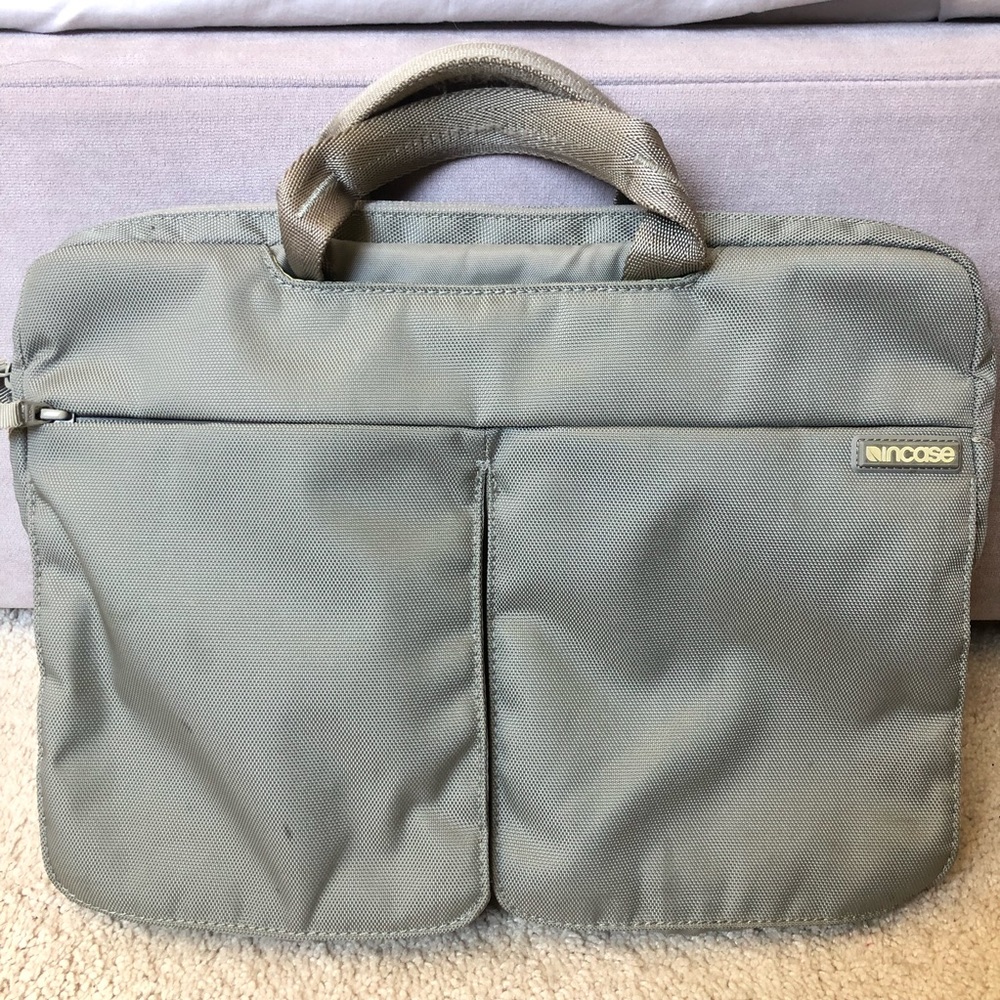Incase apple air/ iPad case with handle 13”